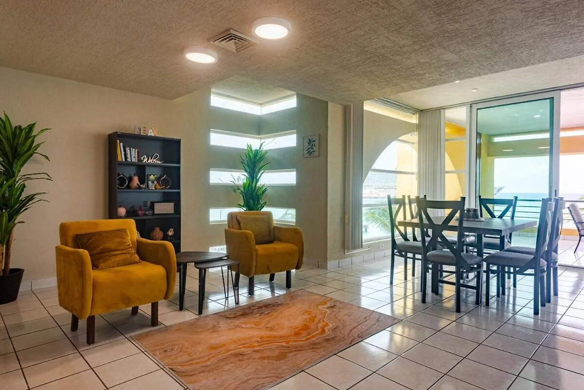 Amazing Oceanfront Condominium In Downtown קוזומל דירה