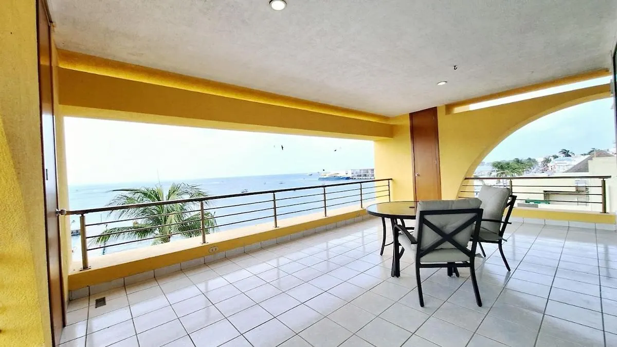 Amazing Oceanfront Condominium In Downtown קוזומל