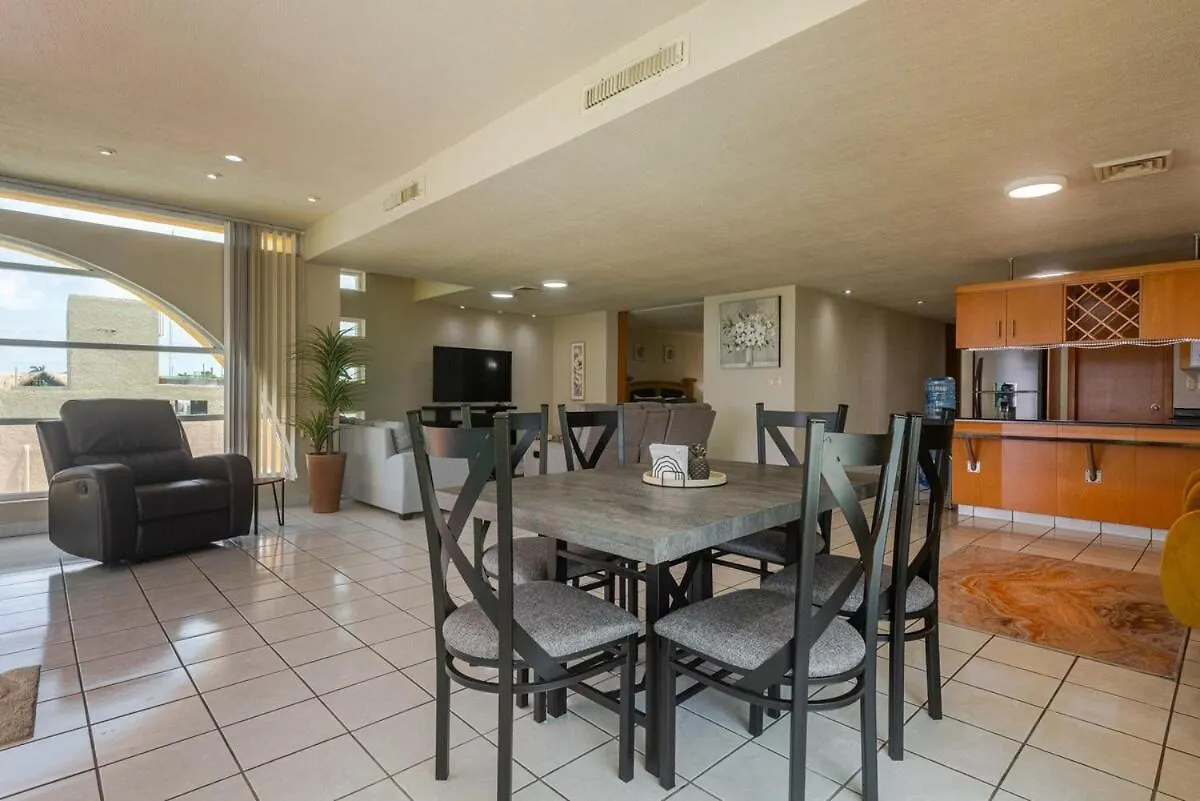 Amazing Oceanfront Condominium In Downtown קוזומל דירה