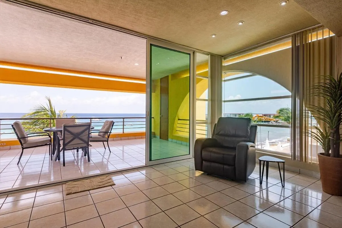 Amazing Oceanfront Condominium In Downtown קוזומל
